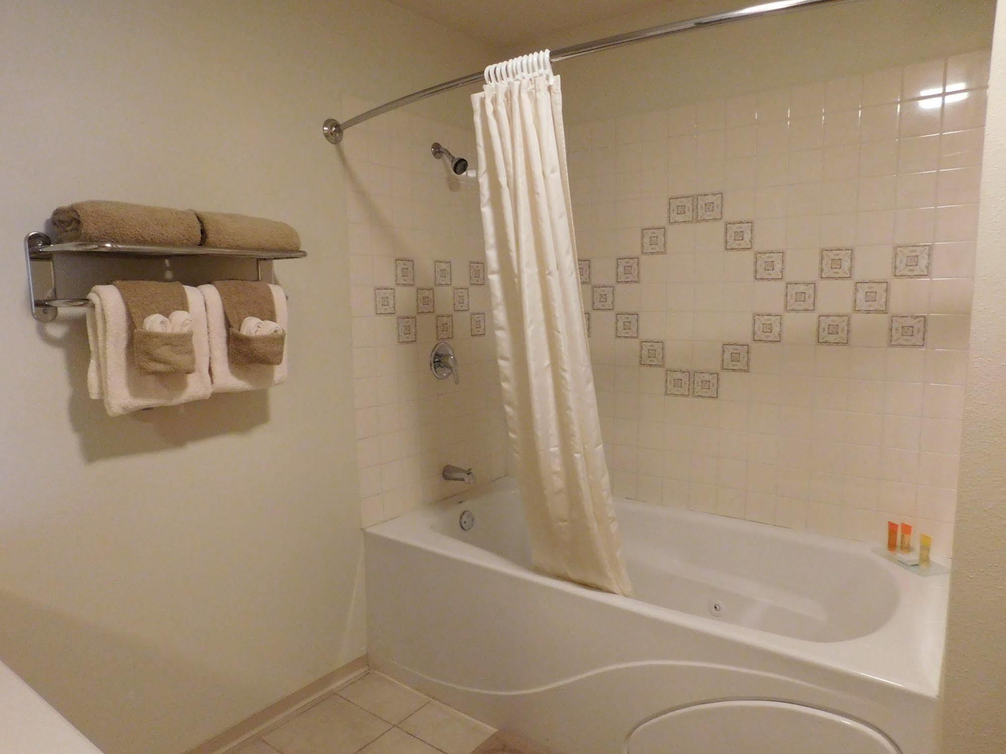 Homestead Inn Уолф Пойнт Екстериор снимка